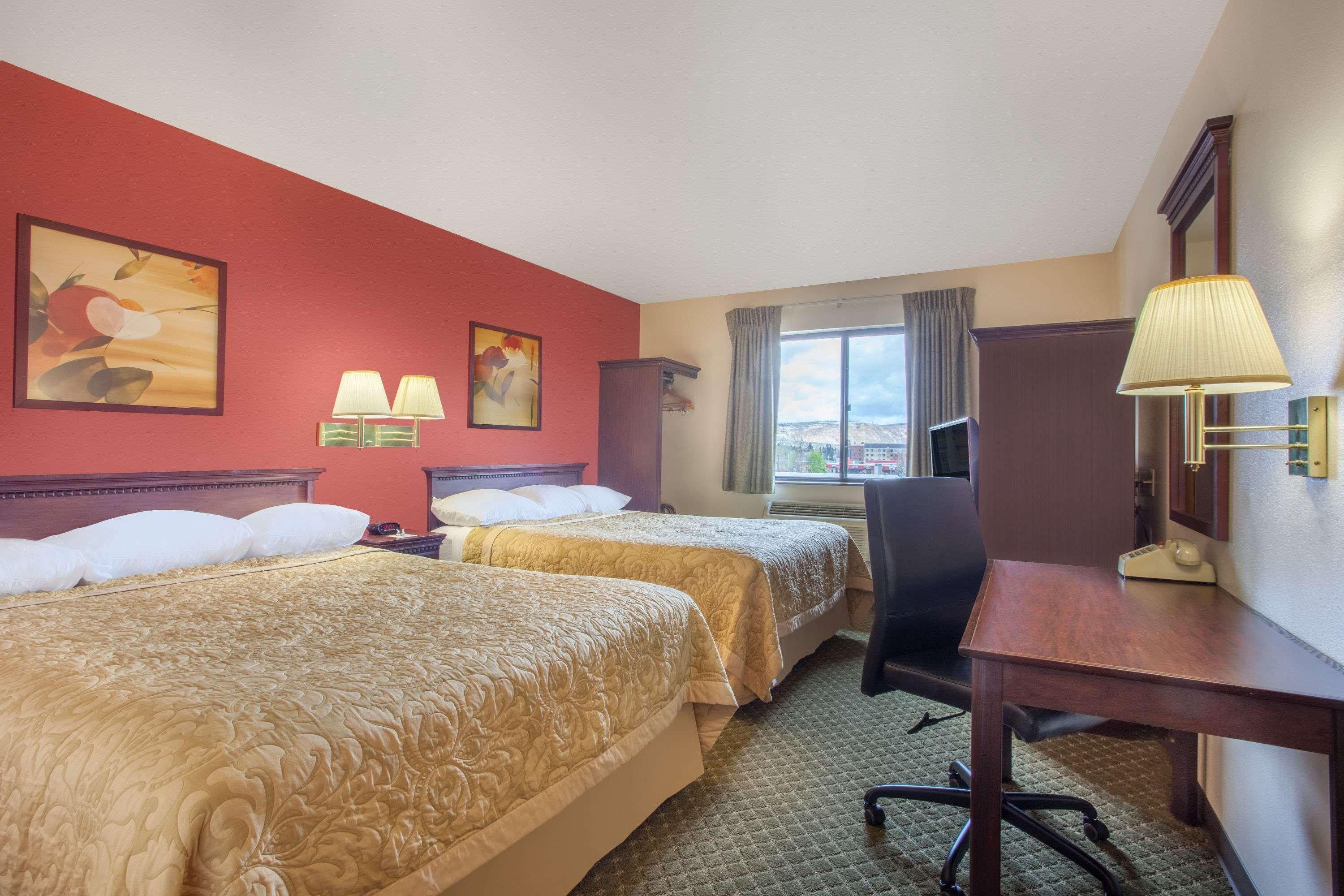 Super 8 By Wyndham Butte Mt Motel Bagian luar foto