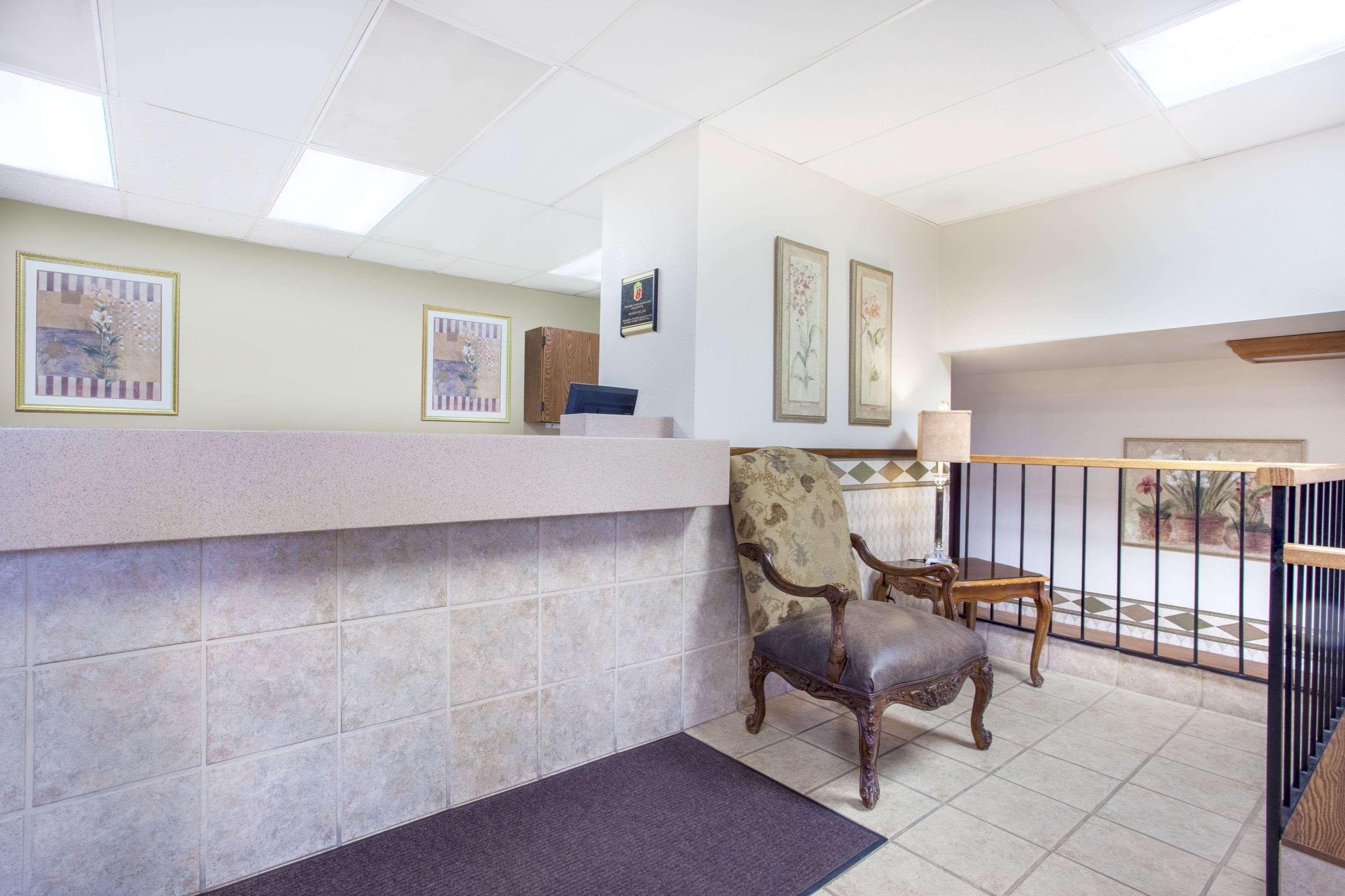 Super 8 By Wyndham Butte Mt Motel Bagian luar foto