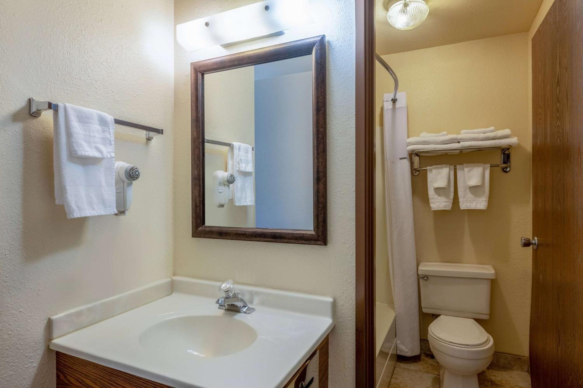 Super 8 By Wyndham Butte Mt Motel Bagian luar foto