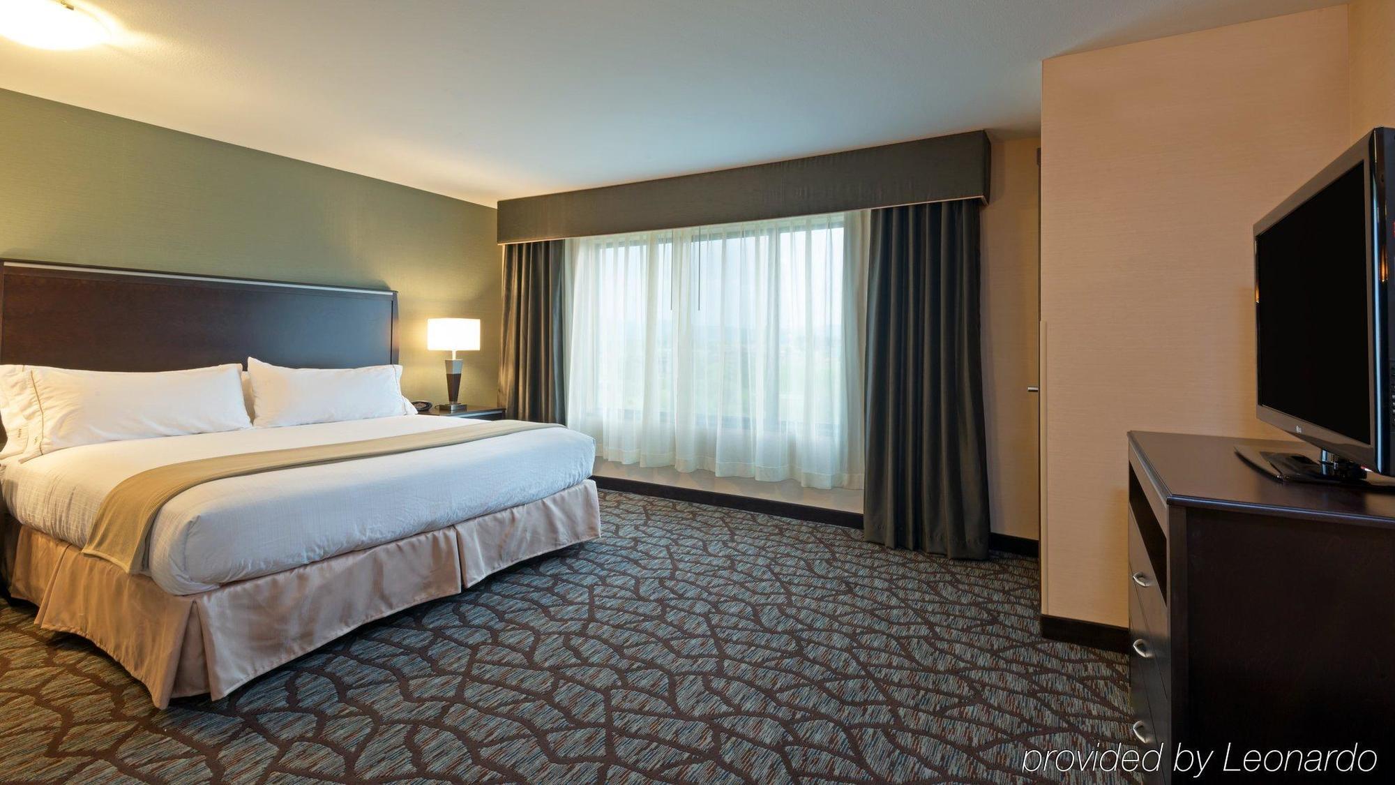 Super 8 By Wyndham Butte Mt Motel Bagian luar foto
